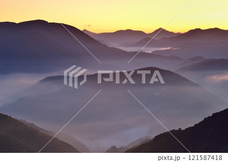 潮見峠からの中辺路(熊野古道)の雲海(霧) 潮見峠からの中辺路(熊野古道)の雲海(霧) 121587418