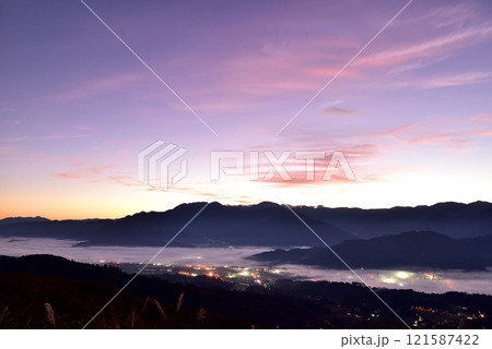 魚沼スカイライン(六日町展望台)からの魚沼盆地の雲海 魚沼スカイライン(六日町展望台)からの魚沼盆地の雲海 121587422