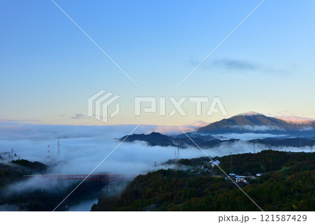 苗木城跡展望台からの恵那・中津川盆地の雲海(霧) 苗木城跡展望台からの恵那・中津川盆地の雲海(霧) 121587429