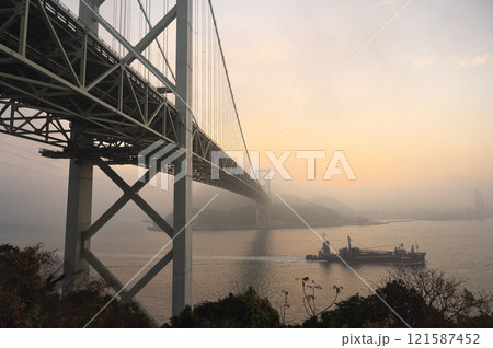 壇ノ浦パーキングエリアより望む関門橋 121587452