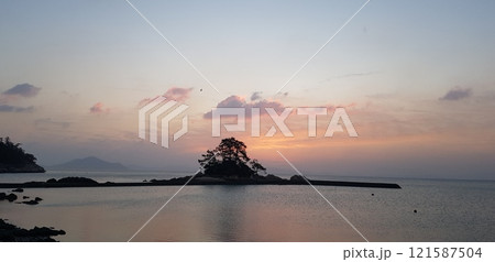 terrace on the lake 121587504