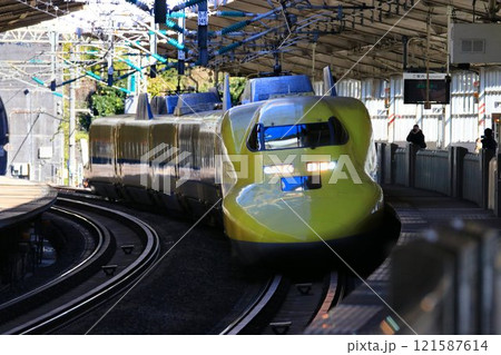 幸せの黄色い新幹線が熱海駅へ… 東海道新幹線・ドクターイエロー『923形』 幸せの黄色い新幹線が熱海駅へ… 東海道新幹線・ドクターイエロー『923形』 121587614