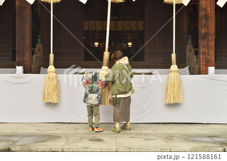 神社でお祈りをする親子 121588161