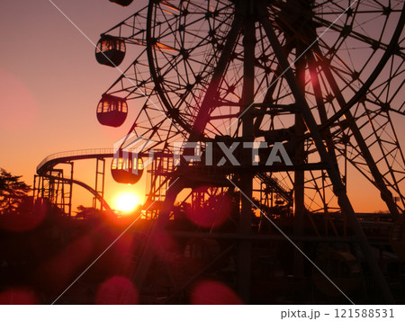 遊園地に昇る日の出 121588531