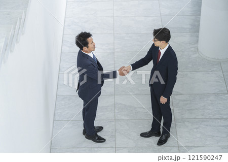 握手をするビジネスマン 121590247