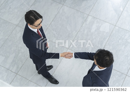握手をする2人のビジネスマン 121590362
