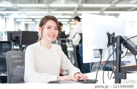 フリーアドレスのオフィスで仕事をするビジネスウーマン フリーアドレスのオフィスで仕事をするビジネスウーマン 121590489
