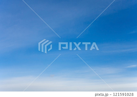 《背景素材》空素材・空イメージ・青空・薄雲 121591028