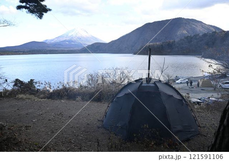 テントと冠雪した富士山 テントと冠雪した富士山 121591106