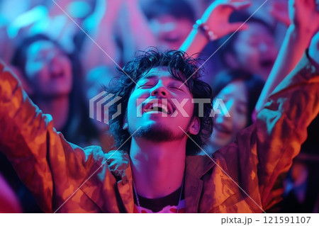 音楽イベントで盛り上がる男性 121591107