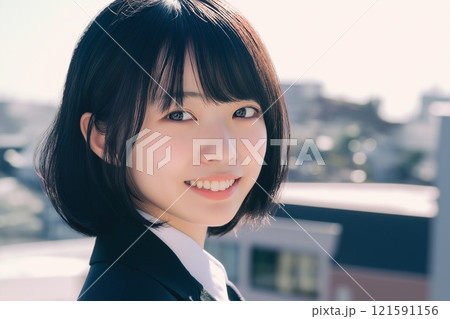 カメラ目線で微笑む女性 121591156