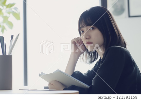 カメラ目線で微笑む女性 121591159