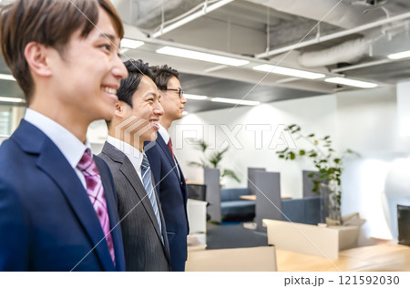 若手男性ビジネスチーム 若手男性ビジネスチーム 121592030