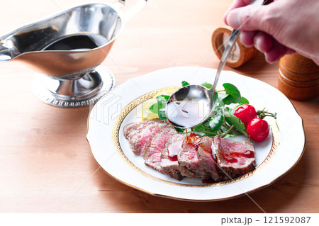 カットしてお皿に盛り付けたローストビーフ 121592087