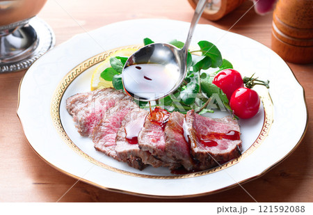 カットしてお皿に盛り付けたローストビーフ カットしてお皿に盛り付けたローストビーフ 121592088