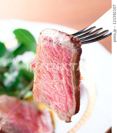 カットしてお皿に盛り付けたローストビーフ 121592107