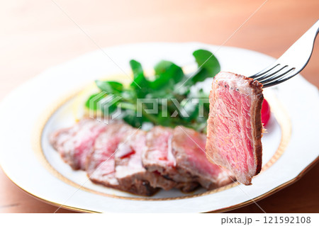 カットしてお皿に盛り付けたローストビーフ カットしてお皿に盛り付けたローストビーフ 121592108