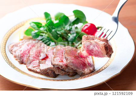 カットしてお皿に盛り付けたローストビーフ 121592109