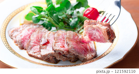 カットしてお皿に盛り付けたローストビーフ 121592110