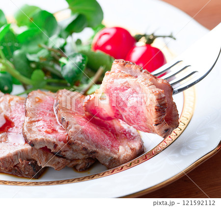 カットしてお皿に盛り付けたローストビーフ 121592112