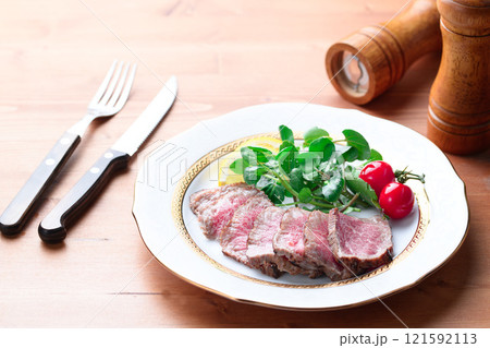 カットしてお皿に盛り付けたローストビーフ 121592113