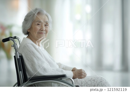 車椅子に座った80代のお婆さん 121592119