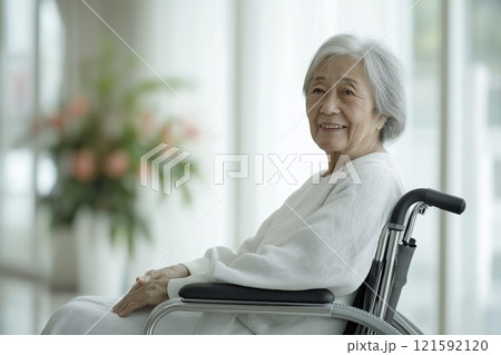 車椅子に座った80代のお婆さん 121592120