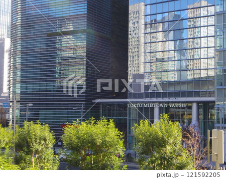 緑のあるオフィス街の風景 緑のあるオフィス街の風景 121592205