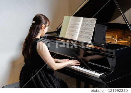 美しい日本人女性ピアニスト　 121592229