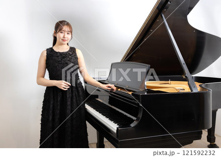 美しい日本人女性ピアニスト　 121592232