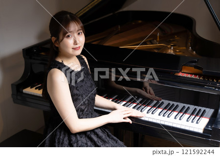 美しい日本人女性ピアニスト　 121592244