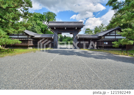 京都御苑の堺町御門 121592249