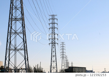 青空に送電線が建ち並ぶ送電鉄塔 青空に送電線が建ち並ぶ送電鉄塔 121592253