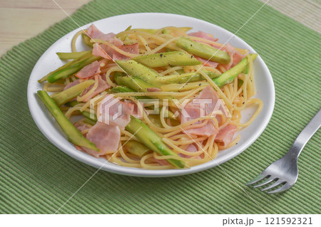 アスパラとベーコンのパスタ 121592321