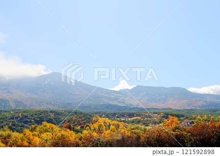 北海道紀行 10月上旬の十勝岳連峰 秋の十勝岳 紅葉の十勝岳 望岳台からの十勝岳連峰 北海道紀行 10月上旬の十勝岳連峰 秋の十勝岳 紅葉の十勝岳 望岳台からの十勝岳連峰 121592898