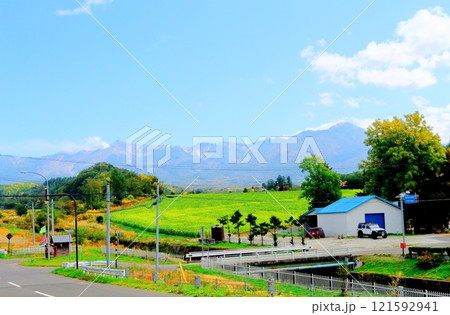 北海道紀行　　10月上旬の十勝岳連峰　　秋の十勝岳　　紅葉の十勝岳　　上富良野町からの十勝岳連峰 121592941