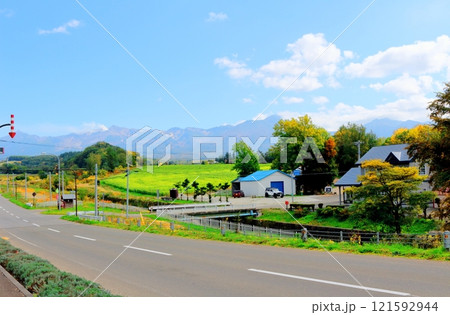北海道紀行　　10月上旬の十勝岳連峰　　秋の十勝岳　　紅葉の十勝岳　　上富良野町からの十勝岳連峰 121592944