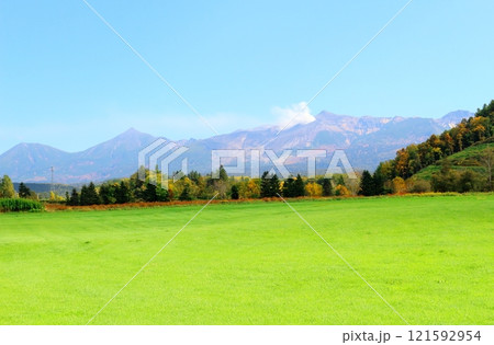 北海道紀行 10月上旬の十勝岳連峰 秋の十勝岳 紅葉の十勝岳 上富良野町からの十勝岳連峰 北海道紀行 10月上旬の十勝岳連峰 秋の十勝岳 紅葉の十勝岳 上富良野町からの十勝岳連峰 121592954