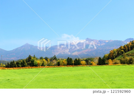 北海道紀行 10月上旬の十勝岳連峰 秋の十勝岳 紅葉の十勝岳 上富良野町からの十勝岳連峰 北海道紀行 10月上旬の十勝岳連峰 秋の十勝岳 紅葉の十勝岳 上富良野町からの十勝岳連峰 121592960