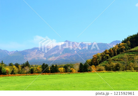北海道紀行　　10月上旬の十勝岳連峰　　秋の十勝岳　　紅葉の十勝岳　　上富良野町からの十勝岳連峰 121592961