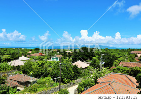 沖縄　竹富島　青空の村の風景 121593515