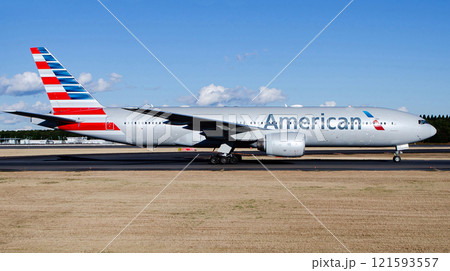 アメリカン航空B777成田十余三タキシング 121593557