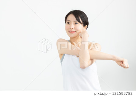 運動前のストレッチをする女性02 運動前のストレッチをする女性02 121593782
