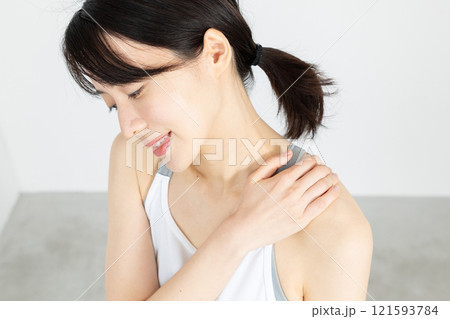 肩こりに悩まされる女性01 121593784