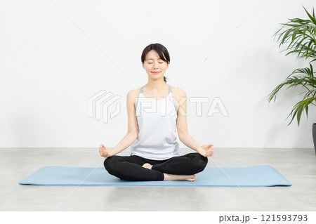 ヨガのポーズをしている女性05 ヨガのポーズをしている女性05 121593793