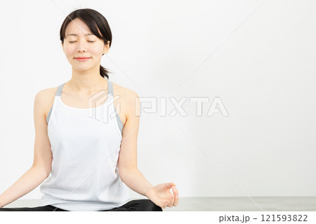 ヨガのポーズをしているアジア人女性01 121593822