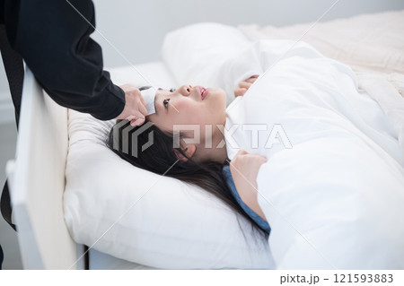 子供の風邪を看病する母親のイメージ　発熱で心配する 121593883