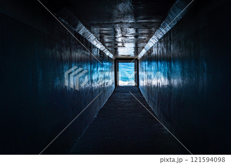暗いトンネルの向かう先には海が見える, 暗いトンネルの向かう先には海が見える, 121594098