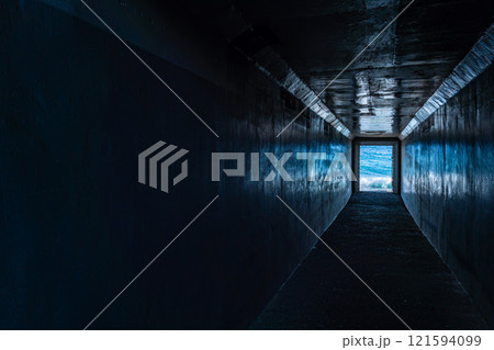 暗いトンネルの向かう先には海が見える, 121594099