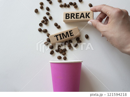 Break Time symbol. Concept word Break Time on wooden blocks. Beautiful white background with coffee cup. Businessman hand. Business and Break Time concept. Copy space 121594218